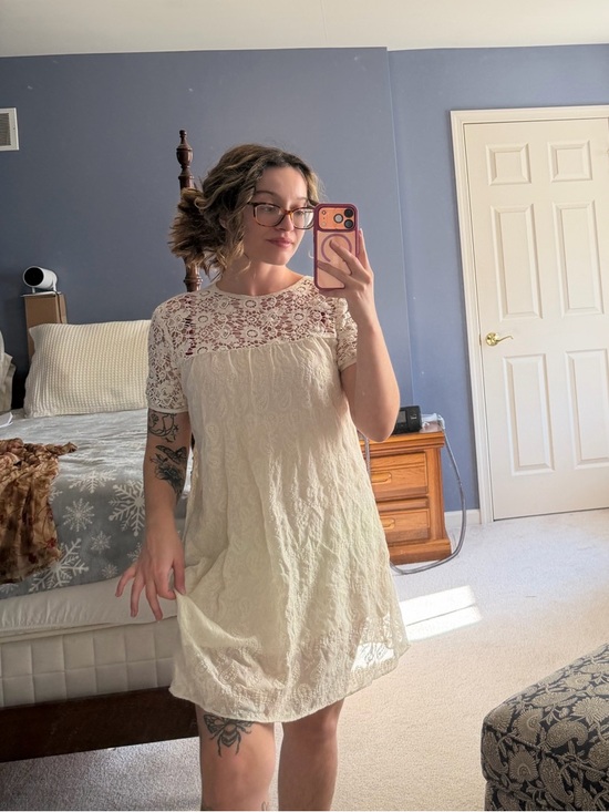 Lace Ivory Short Sleeve Dress - Picture 2 of 3